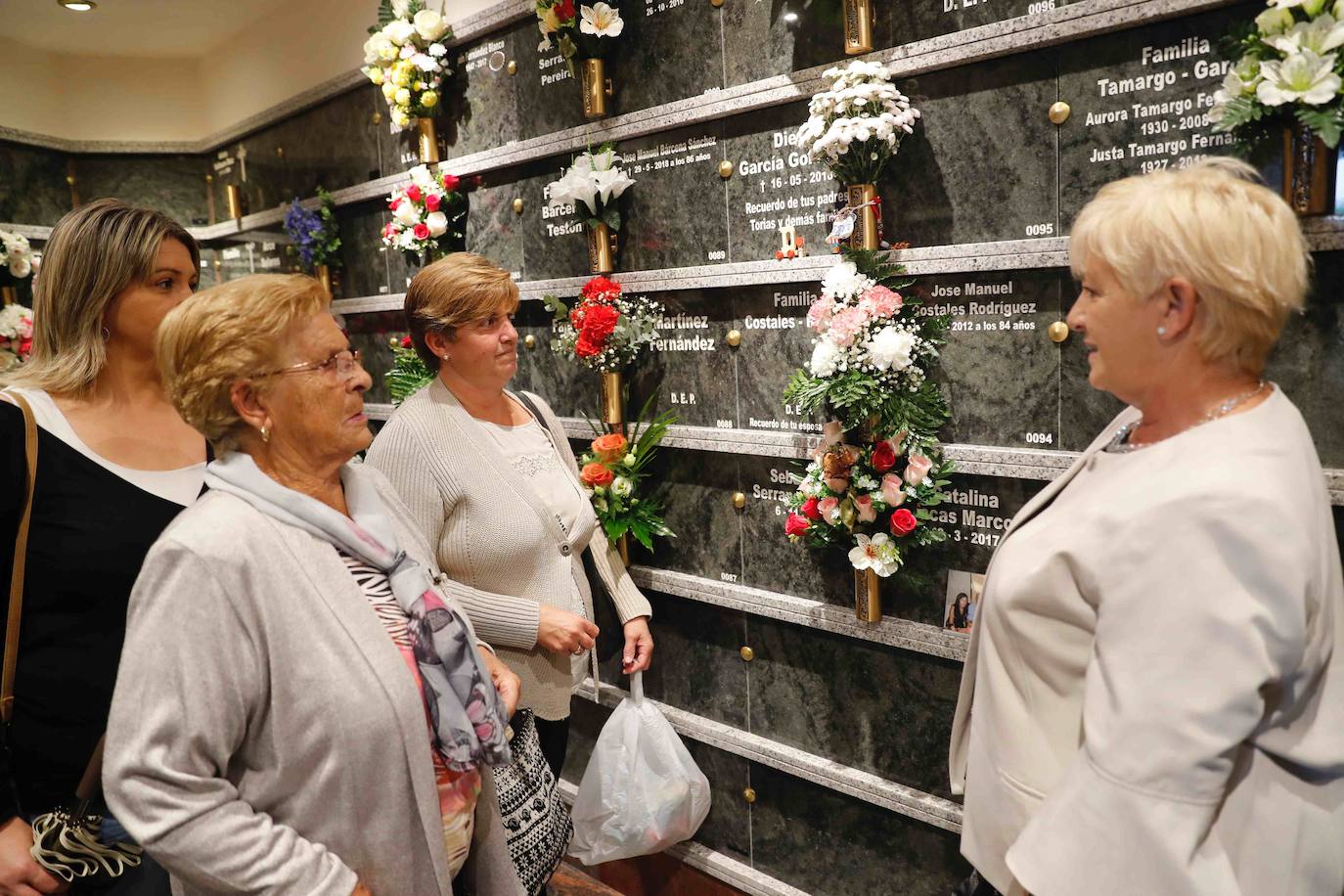 Ha llovido mucho, pero eso no ha sido un obstáculo para que los gijoneses hayan cumplido con la tradición de este día de Todos los Santos y los cementerios se han llenado de personas que han querido recordar y honrar a sus difuntos.