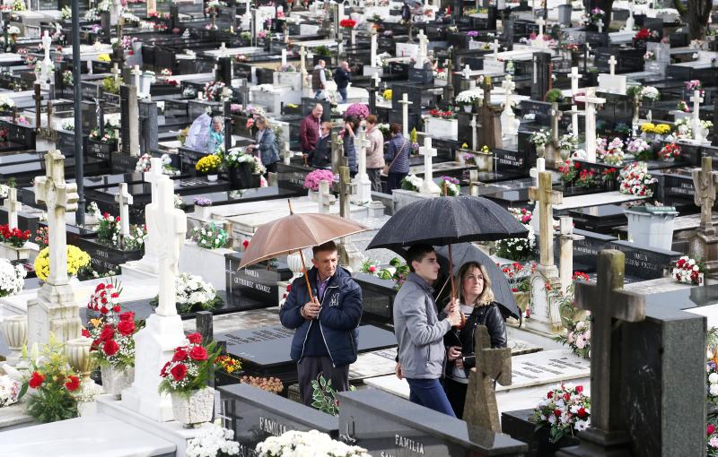 Centenares de personas han visitado este 1 de noviembre el cementerio de El Salvador de Oviedo para recordar a los difuntos y cumplir así con la tradición del Día de Todos los Santos.