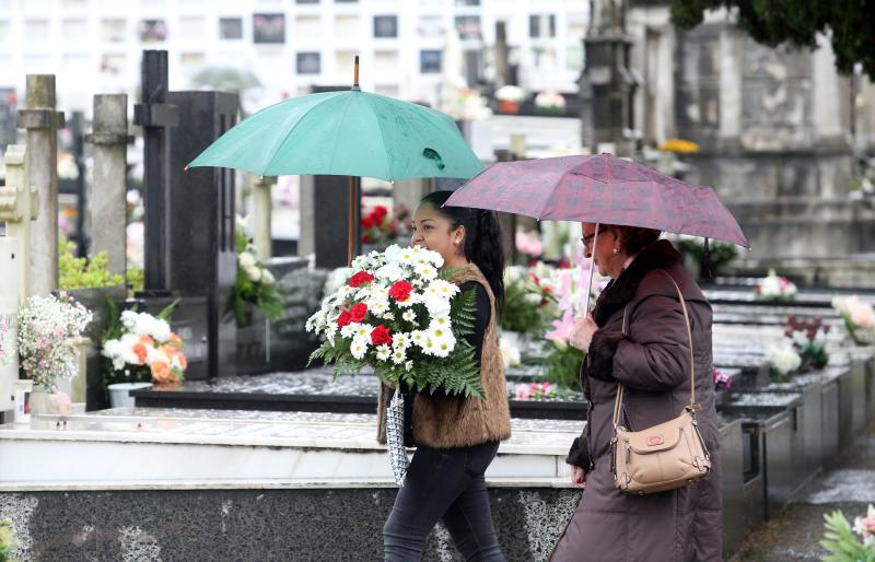 Centenares de personas han visitado este 1 de noviembre el cementerio de El Salvador de Oviedo para recordar a los difuntos y cumplir así con la tradición del Día de Todos los Santos.