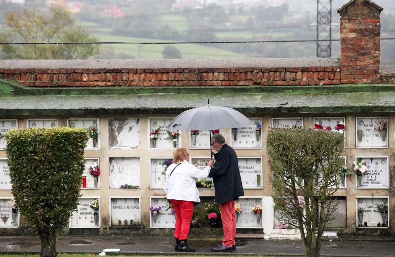 Centenares de personas han visitado este 1 de noviembre el cementerio de El Salvador de Oviedo para recordar a los difuntos y cumplir así con la tradición del Día de Todos los Santos.