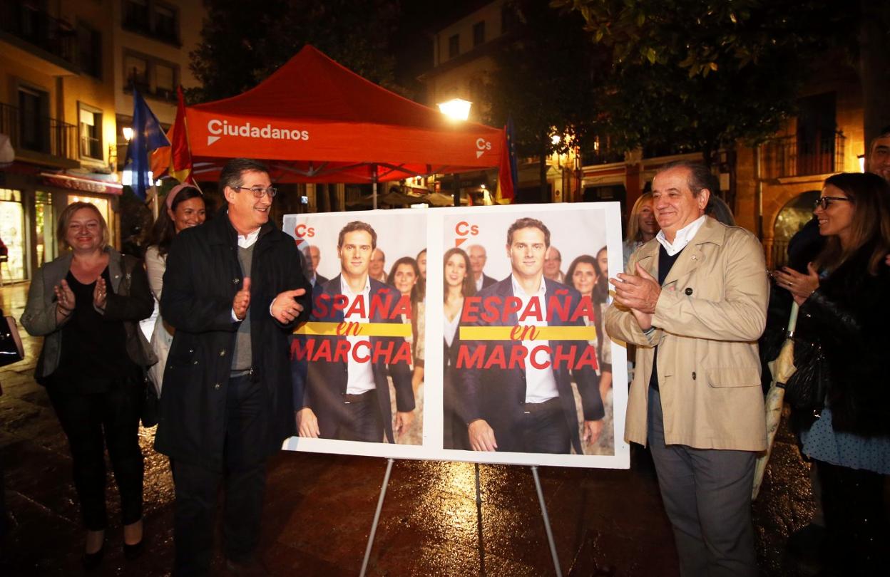 Ignacio Prendes y Nicanor García, con el cartel de campaña. :: A. PIÑA