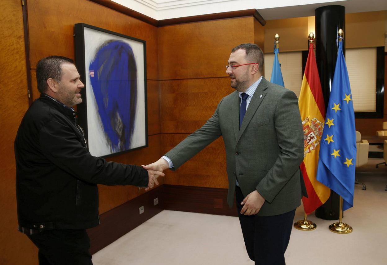 José Manuel Abeledo saluda a Adrián Barbón. 