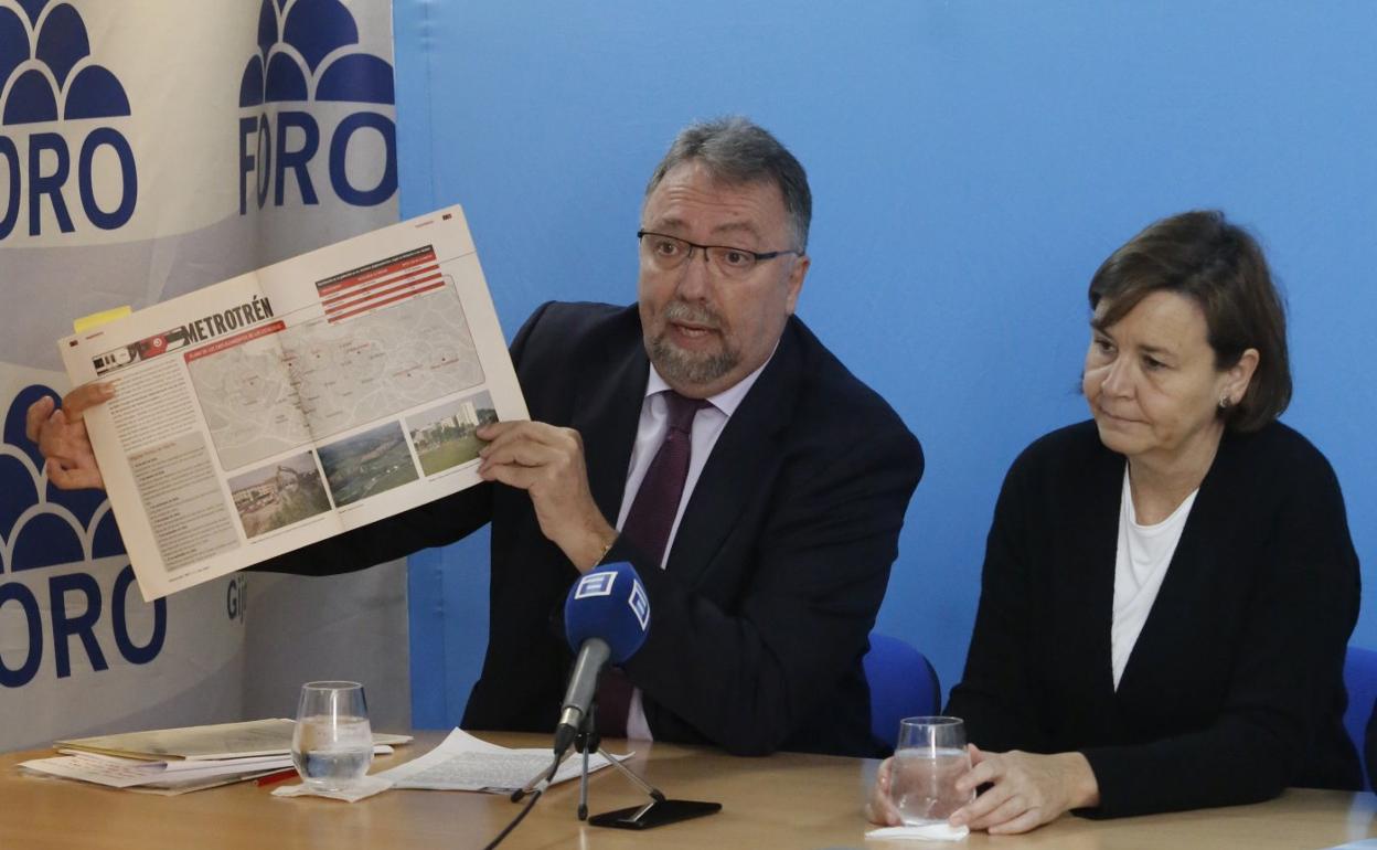 Oblanca y la presidenta de Foro, Carmen Moriyón. 