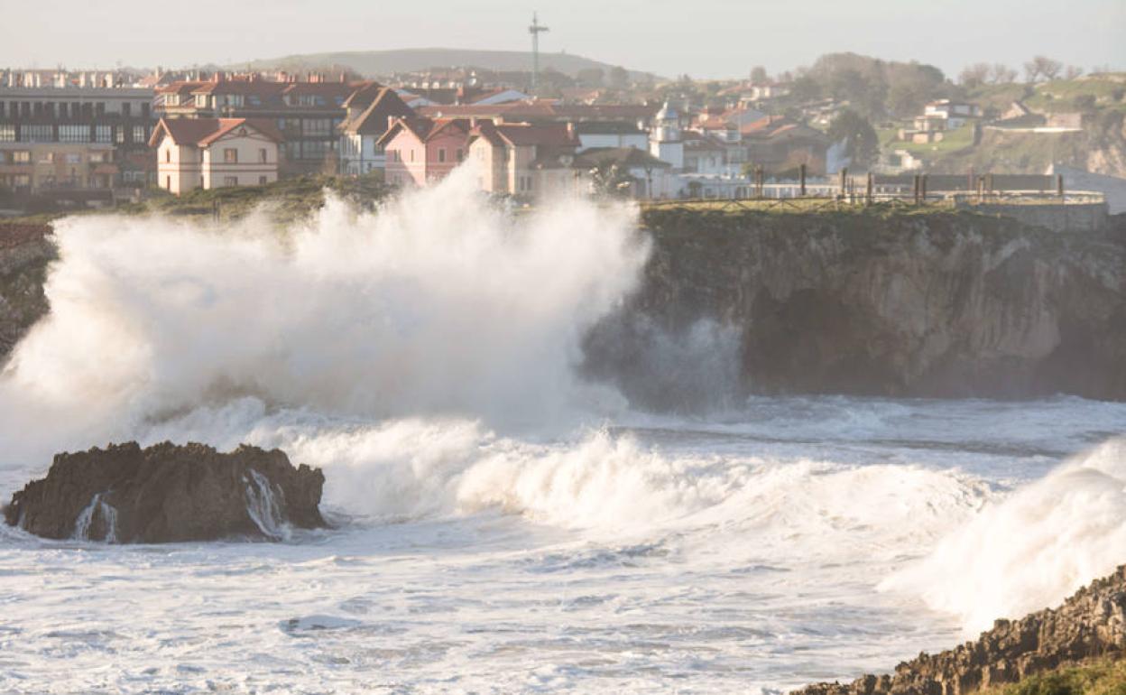 Grandes olas rompen contra la costa de Llanes en un día de temporal.