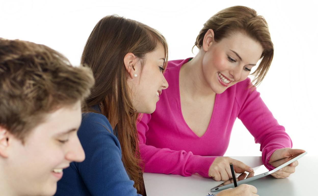 Varios estudiantes en una clase. 