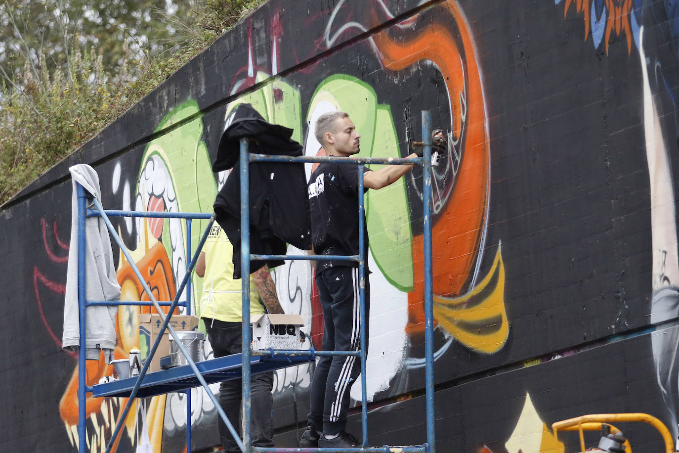 Veinticinco artistas del graffiti se reunieron en Gijón dentro del Festival Most Wanted, una de las grandes citas de pintura urbana.