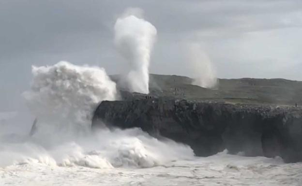 El impresionante espectáculo de los bufones en Llanes