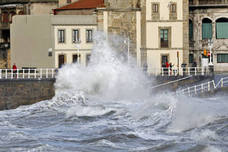 Vídeo | El mar desata su fuerza en Gijón