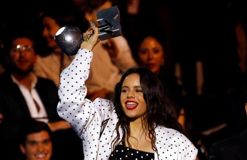 Lola Índigo se alzó este domingo con el premio al Mejor Artista Español en la fiesta de la música de los Premios MTV que se celebraron en Sevilla.