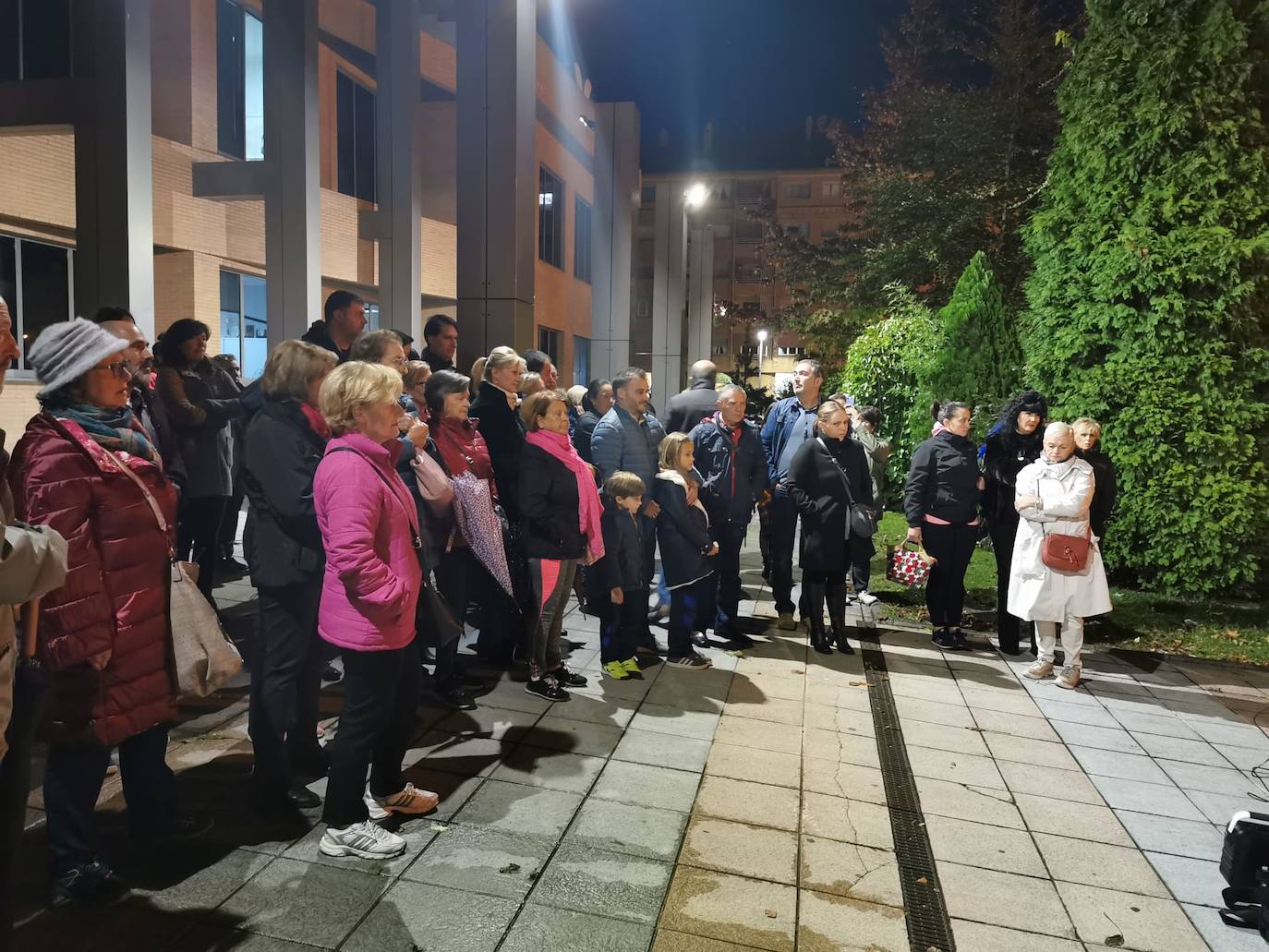 Los colectivos feministas de la región han convocado manifestaciones de repulsa contra la sentencia de la 'manada' de Manresa en varias localidades como Gijón, Oviedo, Mieres, Piedras Blancas,Pola de Laviana o Cangas de Onís. 