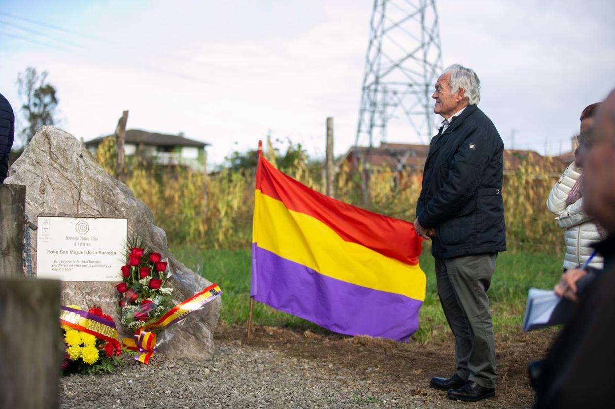 La fosa se llenó de flores y banderas repubicanas. 