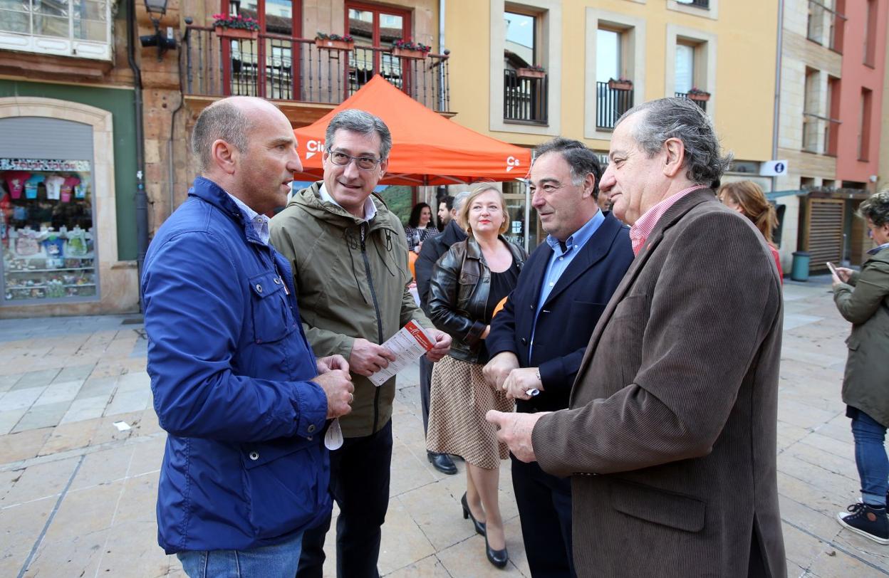 Ignacio Prendes y Nicanor García, ayer, en Oviedo. :: ÁLEX PIÑA