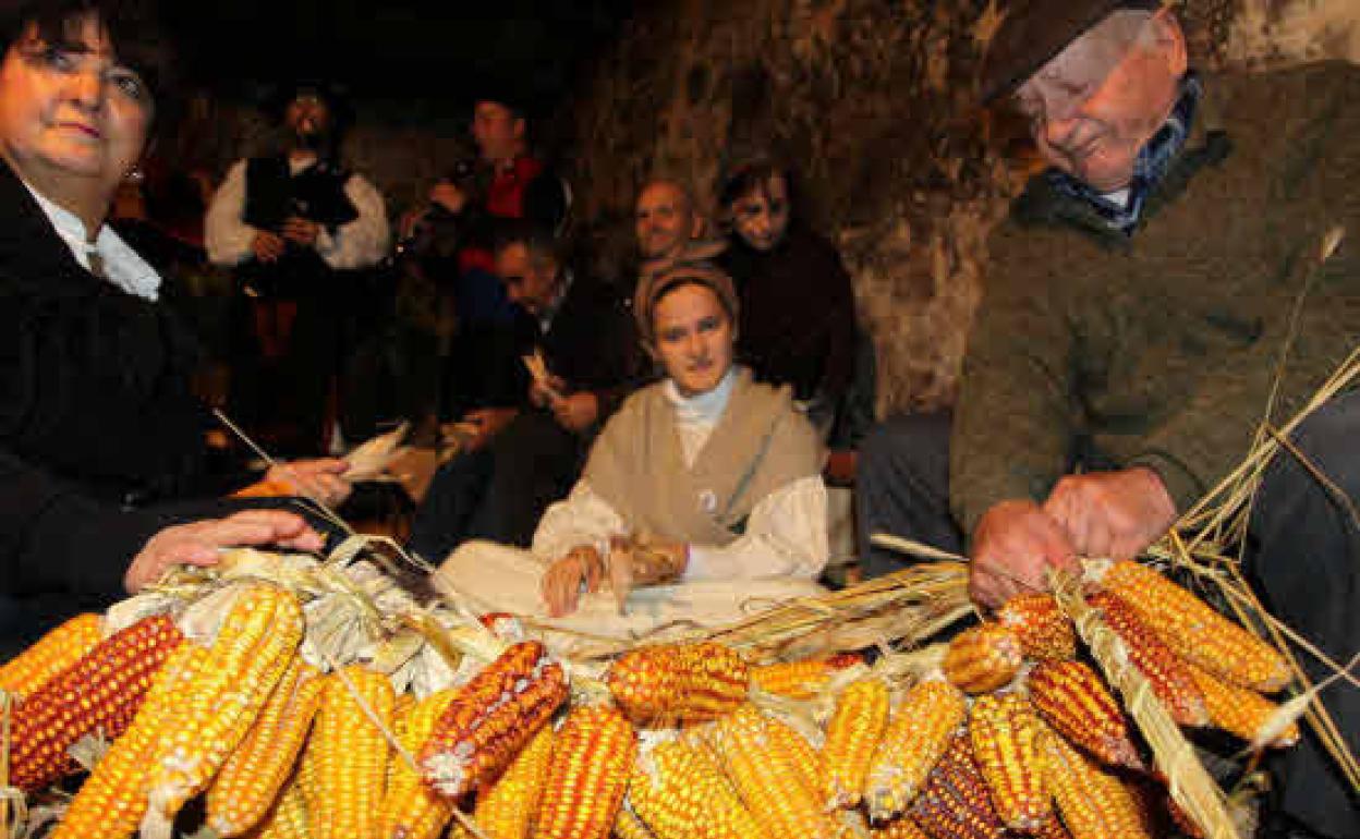 Imagen de los vecinos de Navelgas durante una edición anterior del festival. 