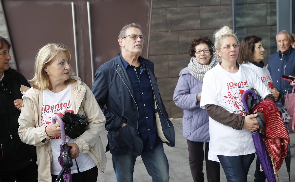 Afectados de iDental a las puertas del juzgado de Gijón.