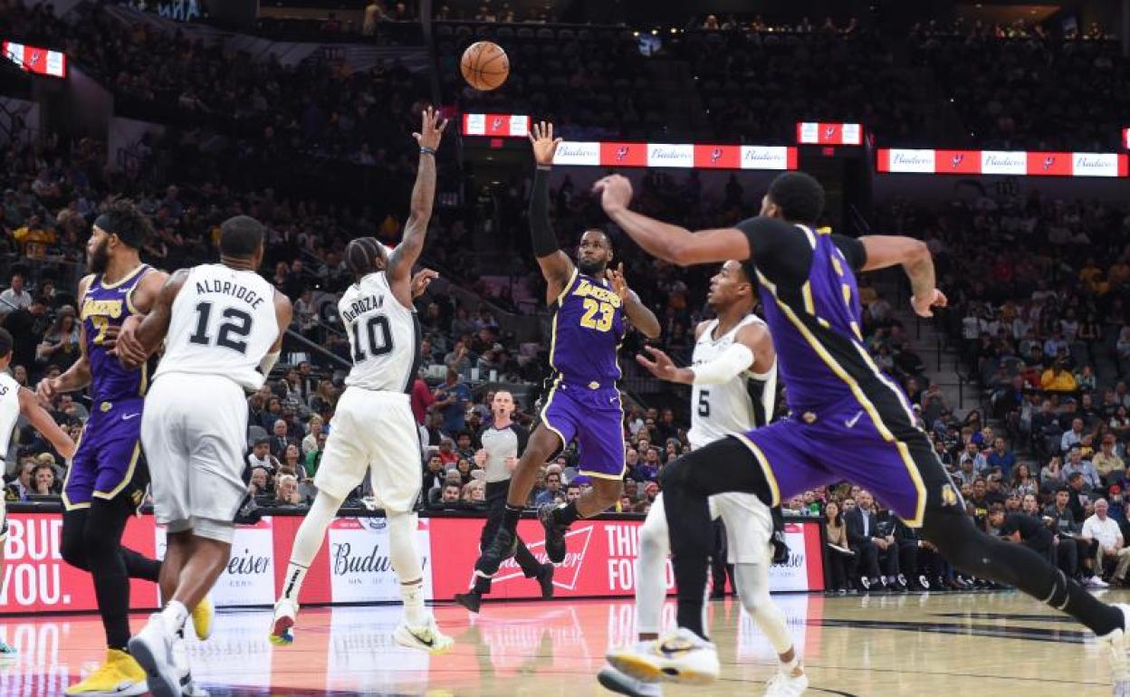 LeBron James intenta un 'alley-oop' con Anthony Davis durante el partido ante los Spurs. 