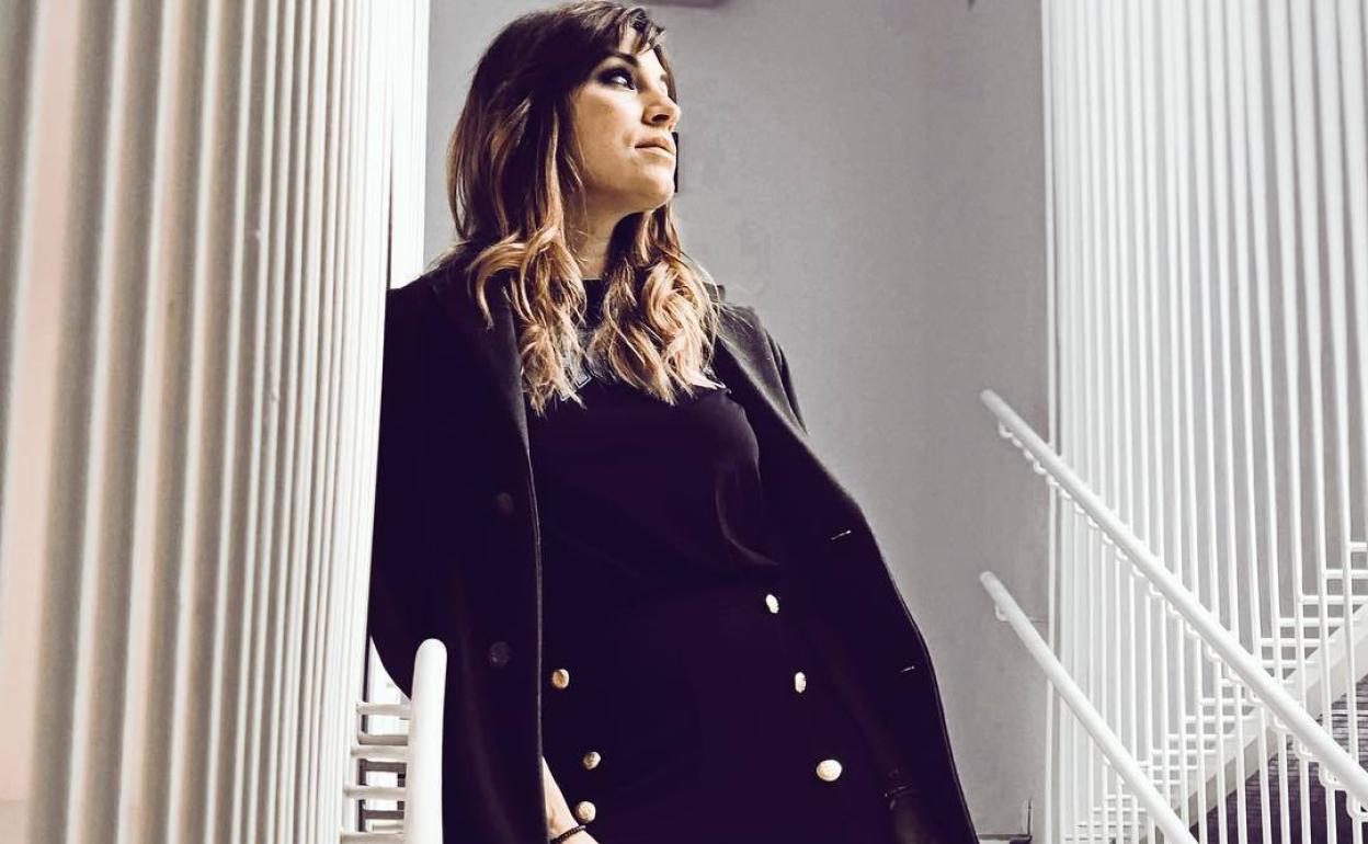 Leire Martínez posa con un vestido y abrigo negros.