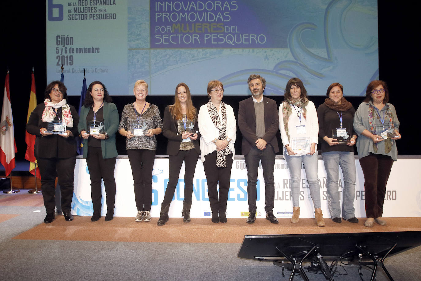 Raquel Llopis, presidenta de la Associació Dones de la Mar Grau de Gandía. Rita Vidal, asociación de Mariscadoras de Carril. Ana Rosa Ituza, asociación Bermeoko Neskatila eta Saregin Autonomoen Elkartea. Ana Labad, gerente de Anchoas Hazas. Alicia Villauriz, secretaria general de Pesca. Alejandro Calvo, consejero de Desarrollo Rural, Agroganadería y Pesca. Rita Míguez de la Iglesia, presidenta de la asociación nacional de Mujeres de la Pesca. Ángeles Cayuela, presidenta de la asociación andaluza de Mujeres del Sector Pesquero. Nuria Núñez, gerente de Acuicultura del Eo.