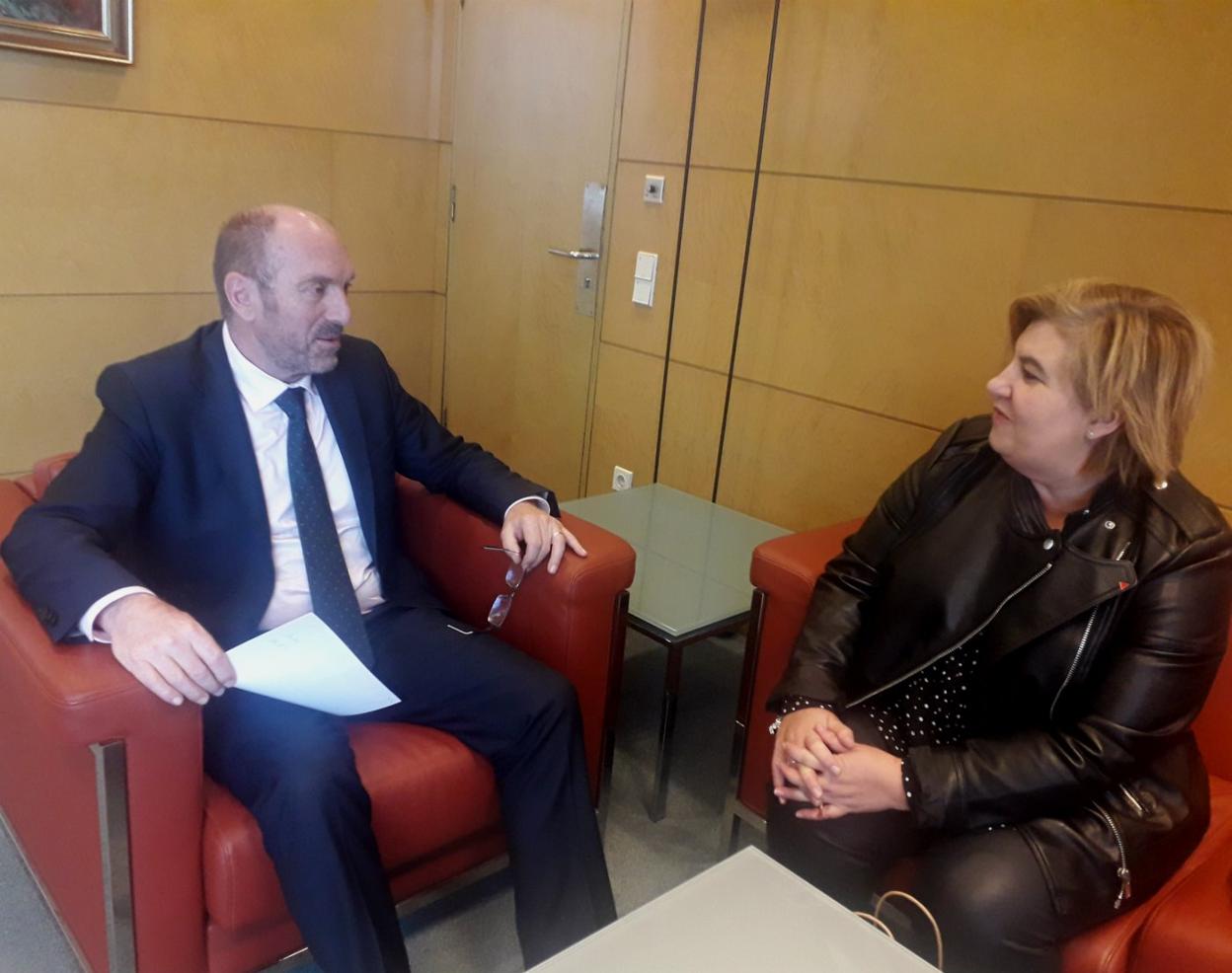 Juan Cofiño y Ana Díaz, durante la reunión en Oviedo. 