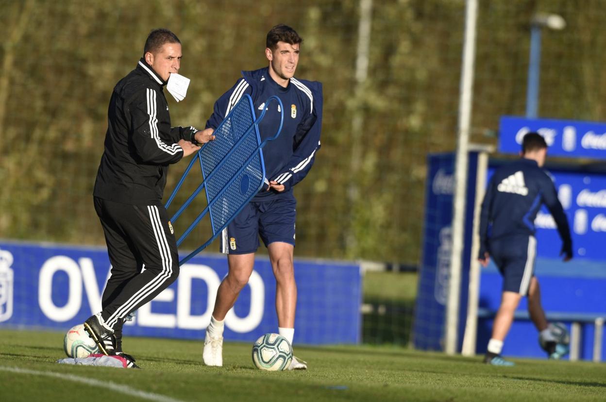 El segundo entrenador azul, Javier Benavides, con Javier Fernández, en el entrenamiento de ayer en El Requexón.