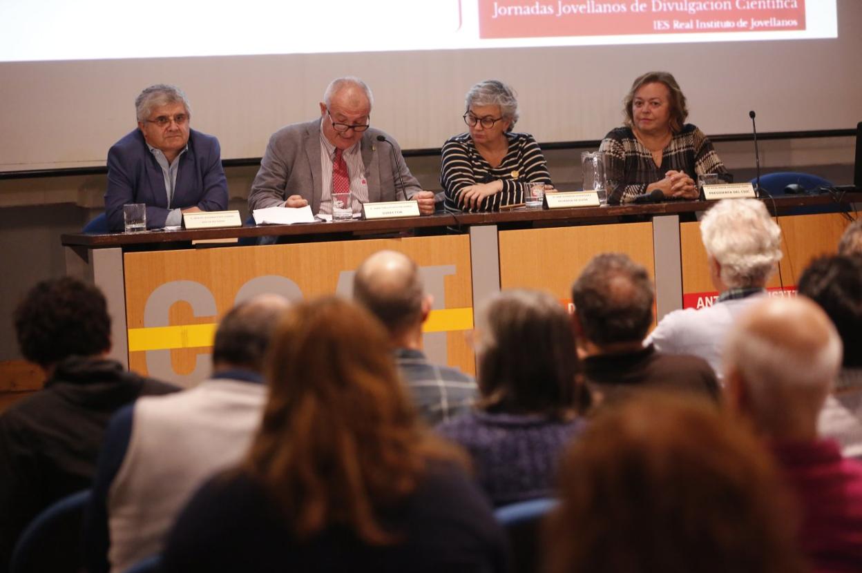 Manuel Coya y Juan Carlos Ayllón, del IES Jovellanos, junto a Ana González y Rosa Menéndez. 