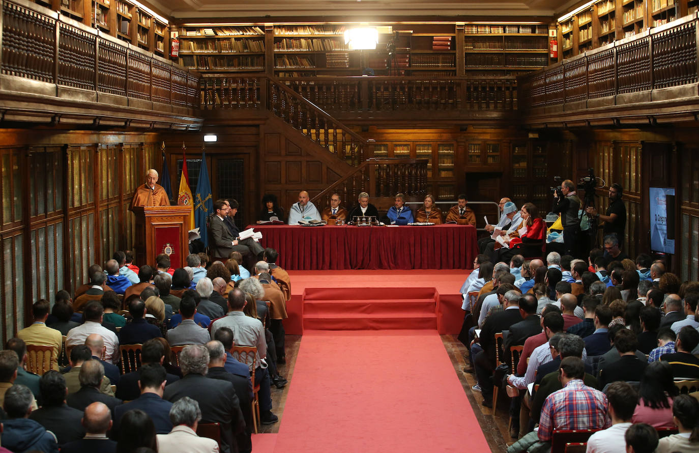 El historiador inglés Peter Burke y el ingeniero ruso Gregory Ludkovsky han sido distinguidos este miercoles en un acto solemne celebrado en la biblioteca del Edificio Histórico, que contó con la asistencia de más de 200 personas.