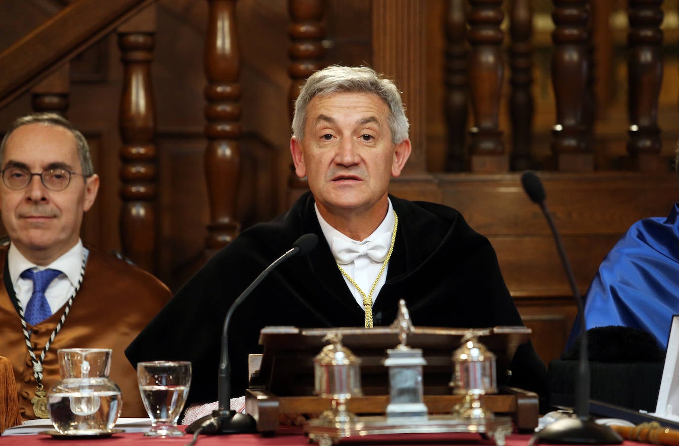 El historiador inglés Peter Burke y el ingeniero ruso Gregory Ludkovsky han sido distinguidos este miercoles en un acto solemne celebrado en la biblioteca del Edificio Histórico, que contó con la asistencia de más de 200 personas.