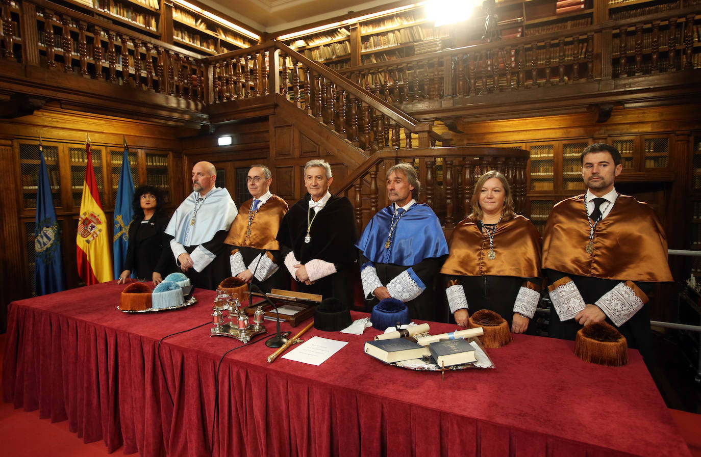 El historiador inglés Peter Burke y el ingeniero ruso Gregory Ludkovsky han sido distinguidos este miercoles en un acto solemne celebrado en la biblioteca del Edificio Histórico, que contó con la asistencia de más de 200 personas.