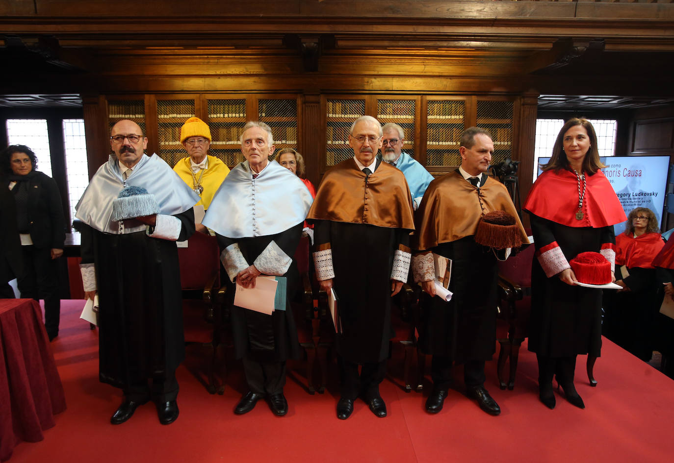 El historiador inglés Peter Burke y el ingeniero ruso Gregory Ludkovsky han sido distinguidos este miercoles en un acto solemne celebrado en la biblioteca del Edificio Histórico, que contó con la asistencia de más de 200 personas.