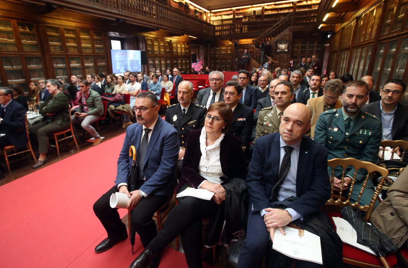 El historiador inglés Peter Burke y el ingeniero ruso Gregory Ludkovsky han sido distinguidos este miercoles en un acto solemne celebrado en la biblioteca del Edificio Histórico, que contó con la asistencia de más de 200 personas.