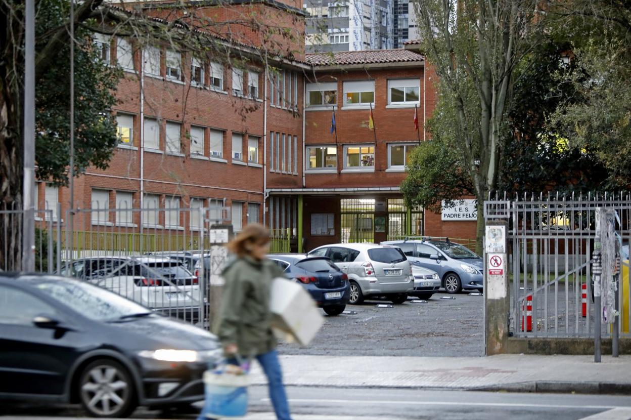 Salta la valla del instituto Padre Feijoó y roba decenas de móviles y  carteras | El Comercio: Diario de Asturias