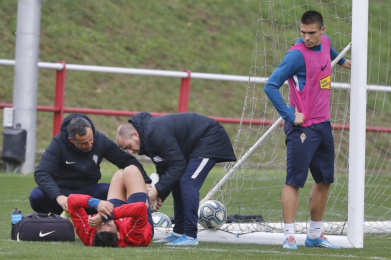 Cristian Salvador, ayer, tendido en el suelo. 