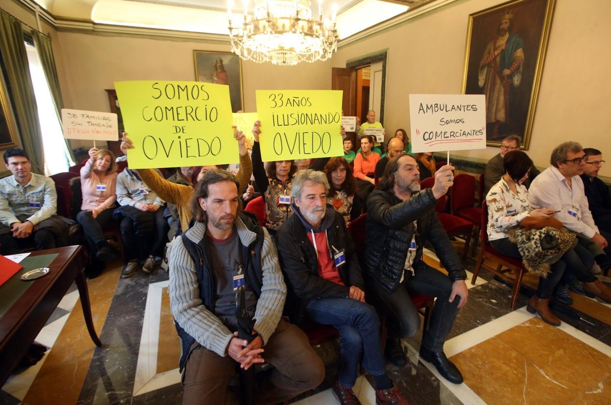 Los vendedores expresaron su malestar con carteles de protesta en el Pleno. 