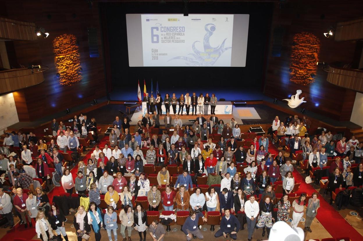 Asistentes al congreso, con las premiadas a las iniciativas innovadoras promovidas por mujeres y el consejero Alejandro Calvo y la secretaria general Alicia Villauriz. 