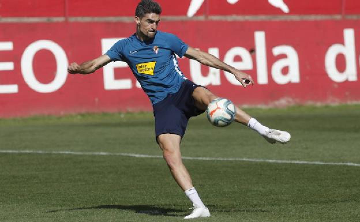 Borja López, en un entrenamiento del Sporting.