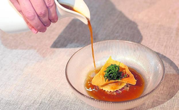 Sopa de la mar con centollo del Cantábrico y crujiente de ajo.