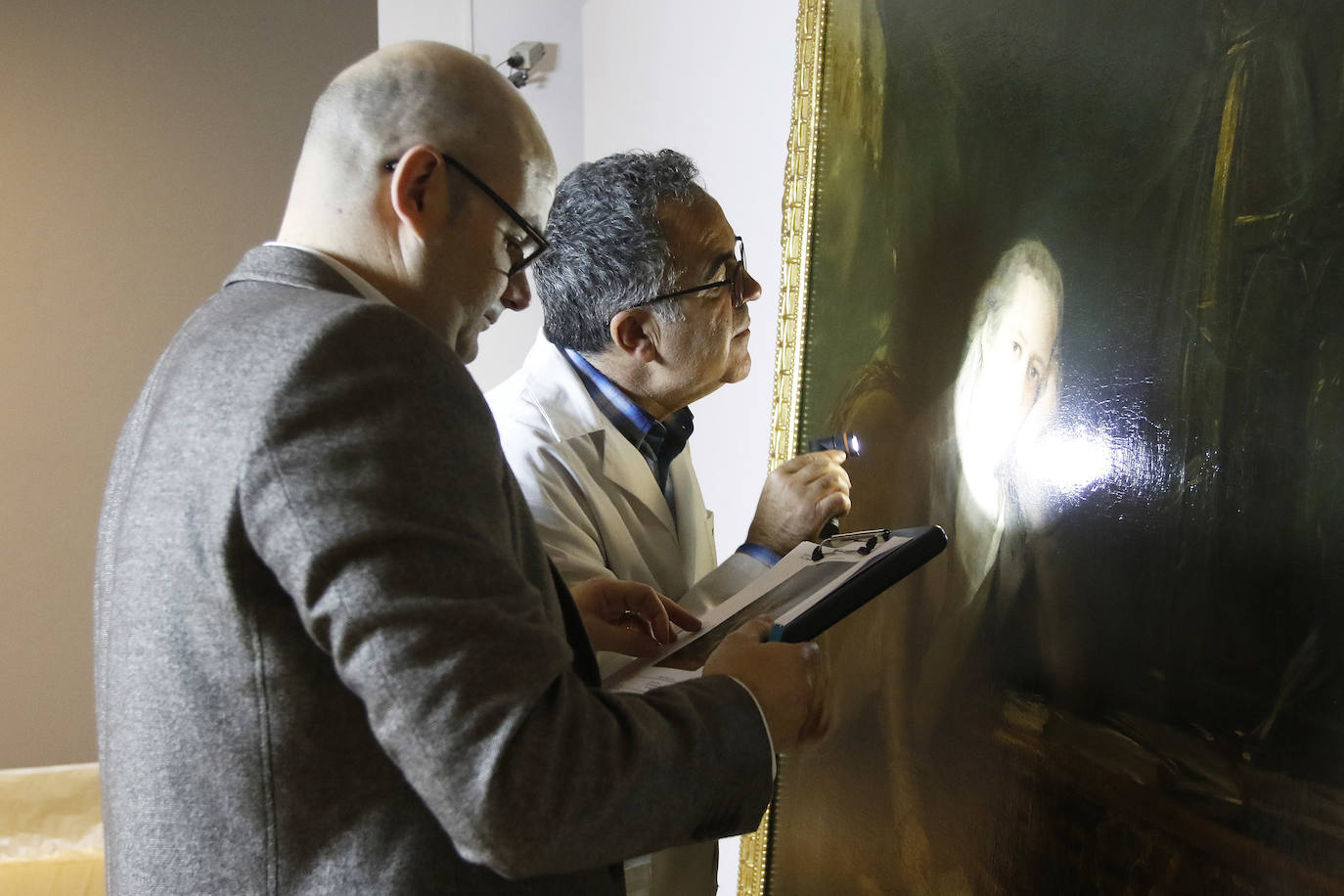 La sala principal de la primera planta de la Casa Natal de Jovellanos, en Cimavilla, acoge desde este jueves y durante un mes aproximadamente el óleo