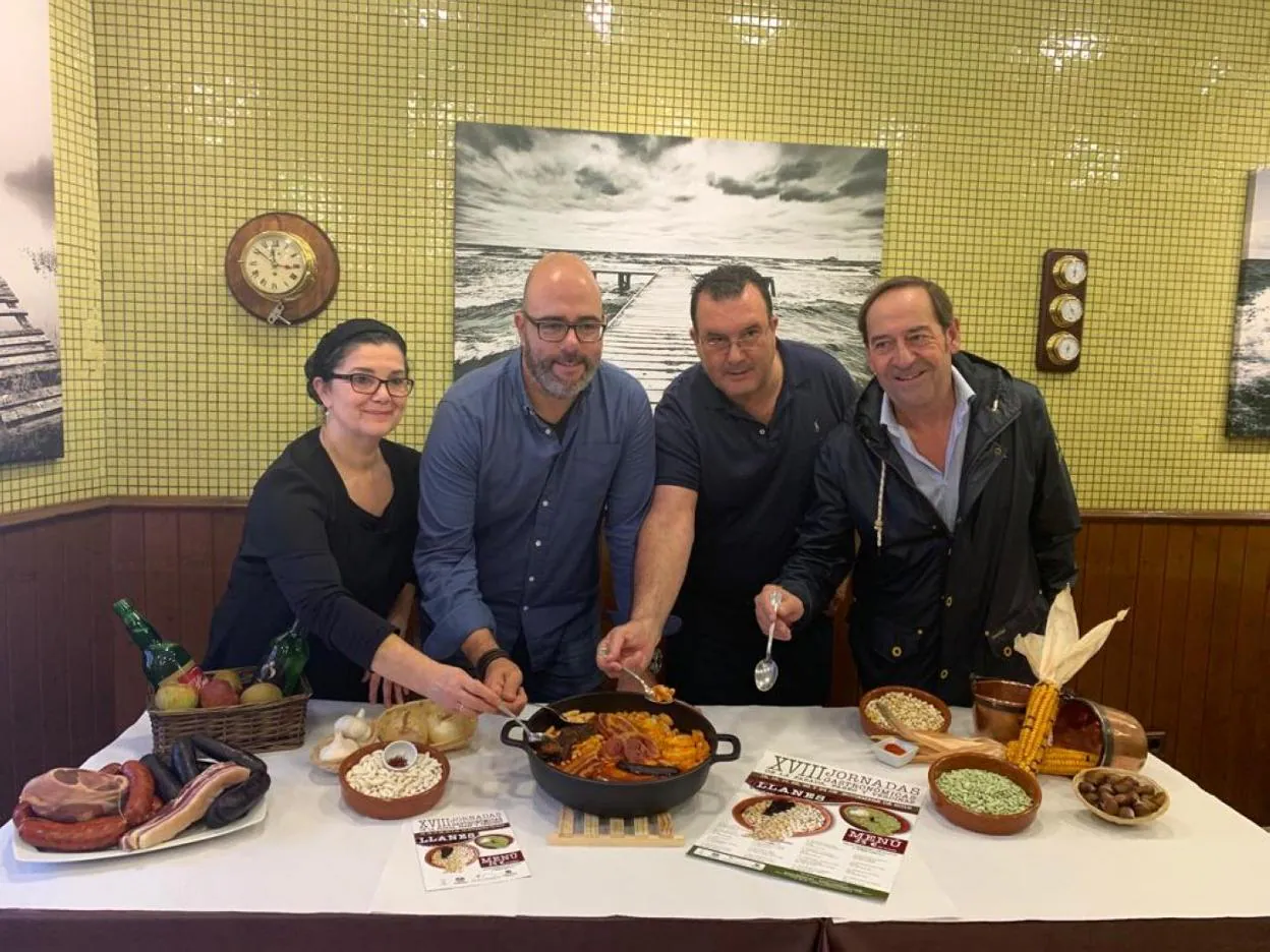 Beatriz Noriega, Iván García, José Antonio Noriega y Javier Garaña, en la presentación de las jornadas gastronómicas en El Saleru. 