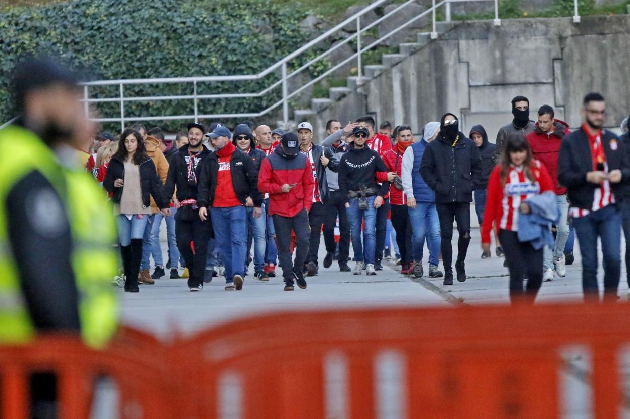 Aficionados del Sporting, el curso pasado, a su llegada al Carlos Tartiere.