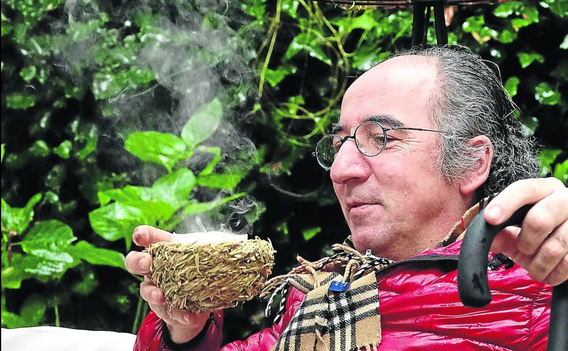 José Antonio Campoviejo, con una sopa de cocido, foie y berberechos, en su restaurante El Corral del Indianu.