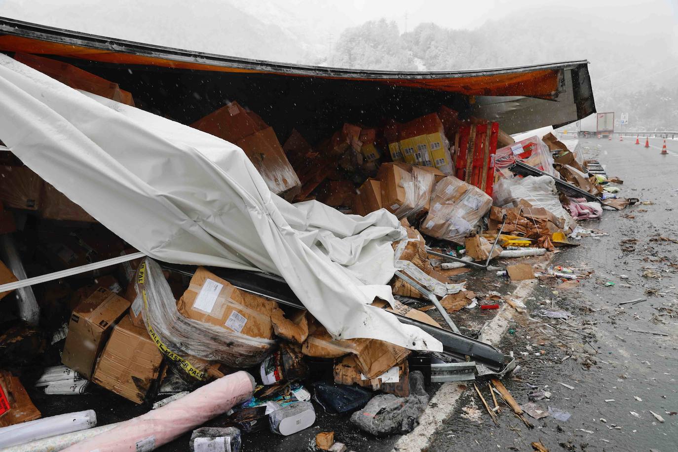 Tras el accidente mortal, la circulación en sentido Asturias, según informó, Aucalsa, quedaba restablecida en torno a las 8 horas, mientras que la calzada en sentido León quedaba totalmente expedita a las nueve menos cinco de la mañana