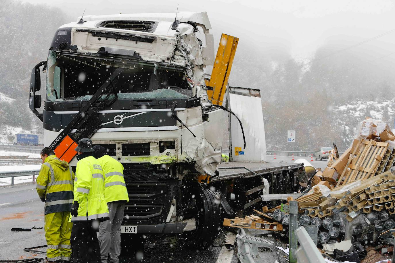 Tras el accidente mortal, la circulación en sentido Asturias, según informó, Aucalsa, quedaba restablecida en torno a las 8 horas, mientras que la calzada en sentido León quedaba totalmente expedita a las nueve menos cinco de la mañana