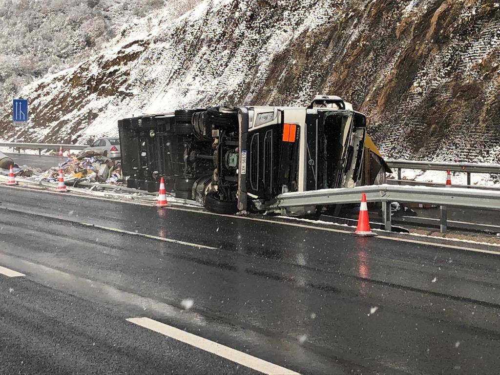 Tras el accidente mortal, la circulación en sentido Asturias, según informó, Aucalsa, quedaba restablecida en torno a las 8 horas, mientras que la calzada en sentido León quedaba totalmente expedita a las nueve menos cinco de la mañana