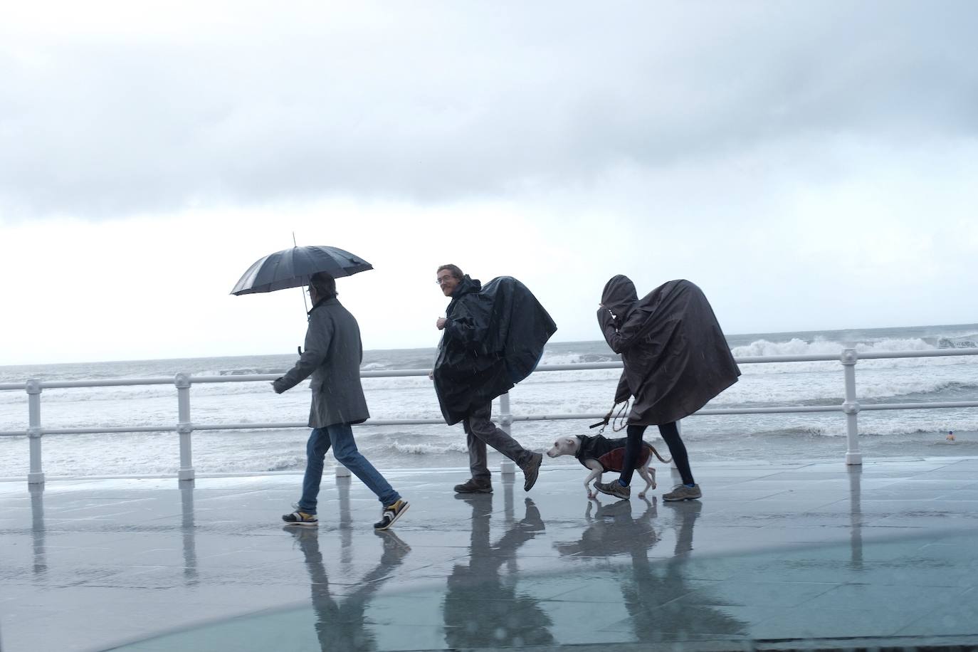 Las lluvias, el frío y el viento son los protagonistas de la jornada en Oviedo y en Gijón, donde además, se puede observar un fuerte oleaje 