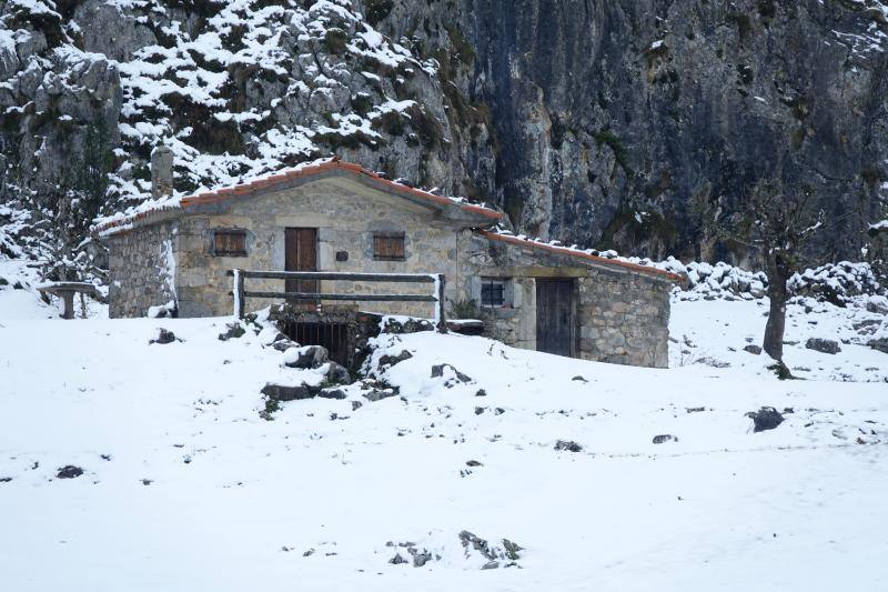 El enclave más visitado de los Picos de Europa ha amanecido hoy cubierto de un manto blanco, con varios centímetros acumulados en el entorno del Ercina, suficientes para atraer a viajeros de distintos puntos de España