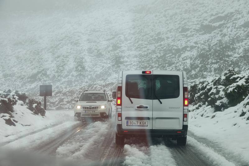 El enclave más visitado de los Picos de Europa ha amanecido hoy cubierto de un manto blanco, con varios centímetros acumulados en el entorno del Ercina, suficientes para atraer a viajeros de distintos puntos de España