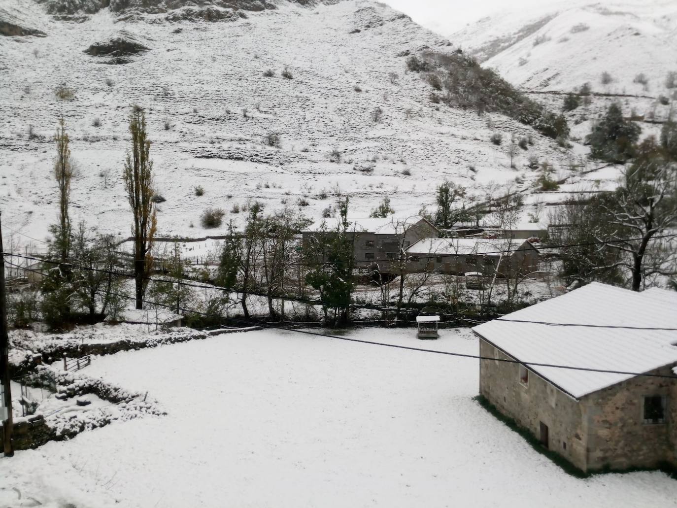 La nieve se asoma tímida en el Occidente asturiano