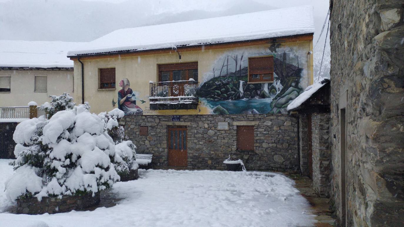 La nieve se asoma tímida en el Occidente asturiano