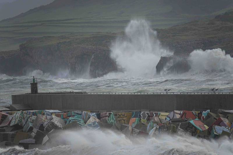 Olas de casi ocho metros en algunas zonas, alerta naranja por fuentes vientes y oleaje y Protección Civil recomendando alejarse de las zonas costeras. Aún así, algunas personas desafiaron el temporal para tomarse una foto en el puerto de Llanes, junto a los cubos de la Memoria de Ibarrola.