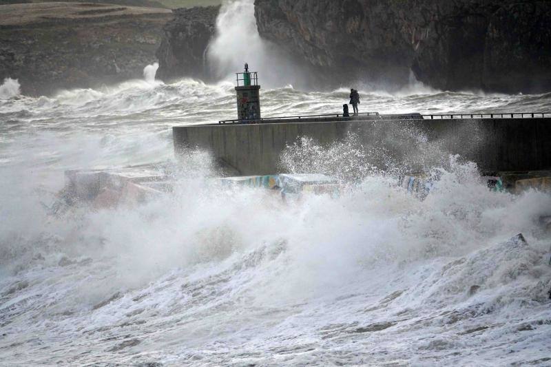 Olas de casi ocho metros en algunas zonas, alerta naranja por fuentes vientes y oleaje y Protección Civil recomendando alejarse de las zonas costeras. Aún así, algunas personas desafiaron el temporal para tomarse una foto en el puerto de Llanes, junto a los cubos de la Memoria de Ibarrola.