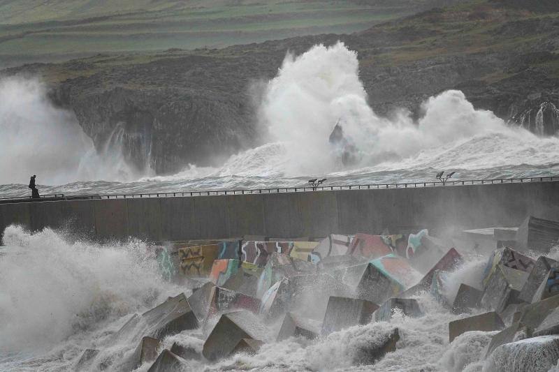 Olas de casi ocho metros en algunas zonas, alerta naranja por fuentes vientes y oleaje y Protección Civil recomendando alejarse de las zonas costeras. Aún así, algunas personas desafiaron el temporal para tomarse una foto en el puerto de Llanes, junto a los cubos de la Memoria de Ibarrola.